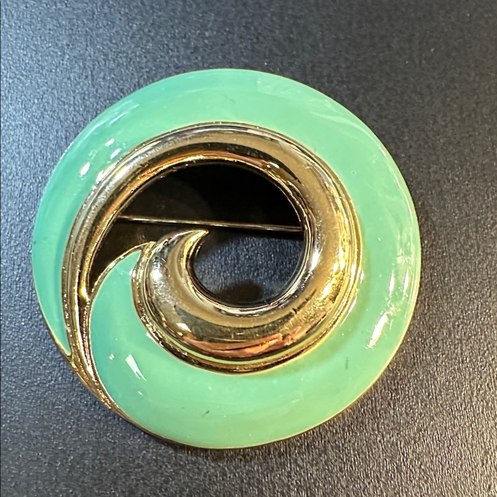 Trifari Vtge Brooch - Light Green Enamel & Gold Tone Metal Circular Brooch #17